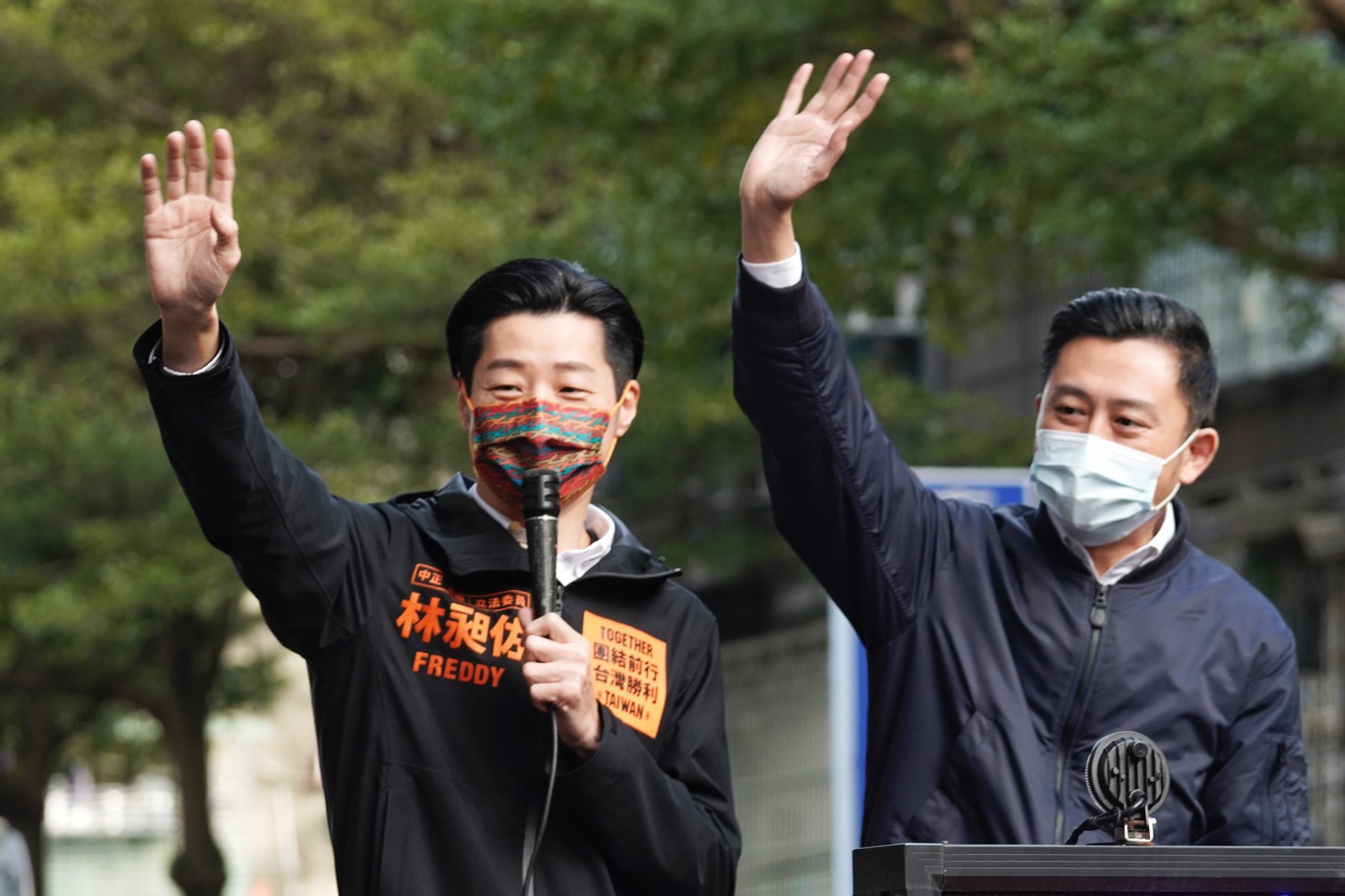 新竹市長林智堅日前陪同林昶佐在萬華地區掃街。 圖:張良一/攝(資料照) 新竹市長林智堅日前陪同林昶佐在萬華地區掃街。 圖:張良一/攝(資料照)