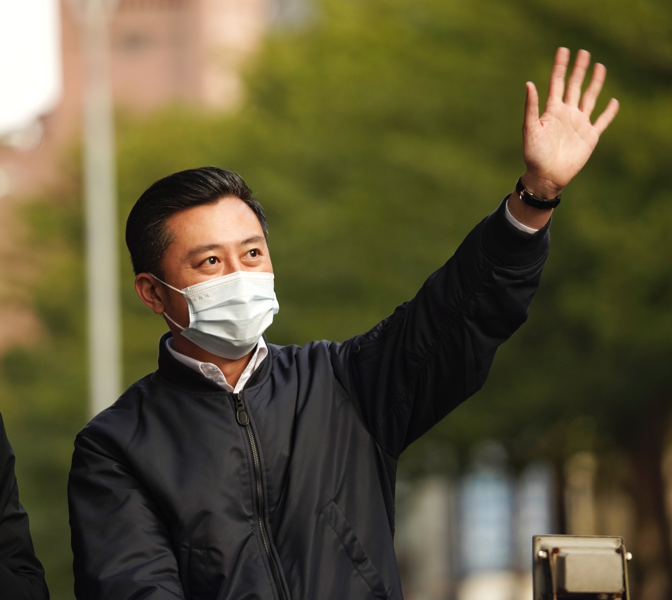 新竹市長林智堅陪同無黨籍立委林昶佐在萬華地區掃街，希望選民周日站出來投下不同意罷免一票。 圖：張良一/攝