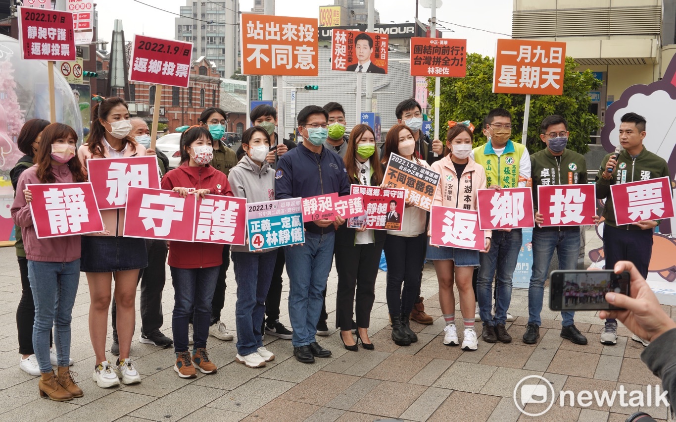 林佳龍與台北市議員吳沛憶、鍾佩玲、陳怡君等人在捷運西門站外舉辦「靜昶守護、返鄉投票」號召青年返鄉投票記者會。   圖：張良一/攝