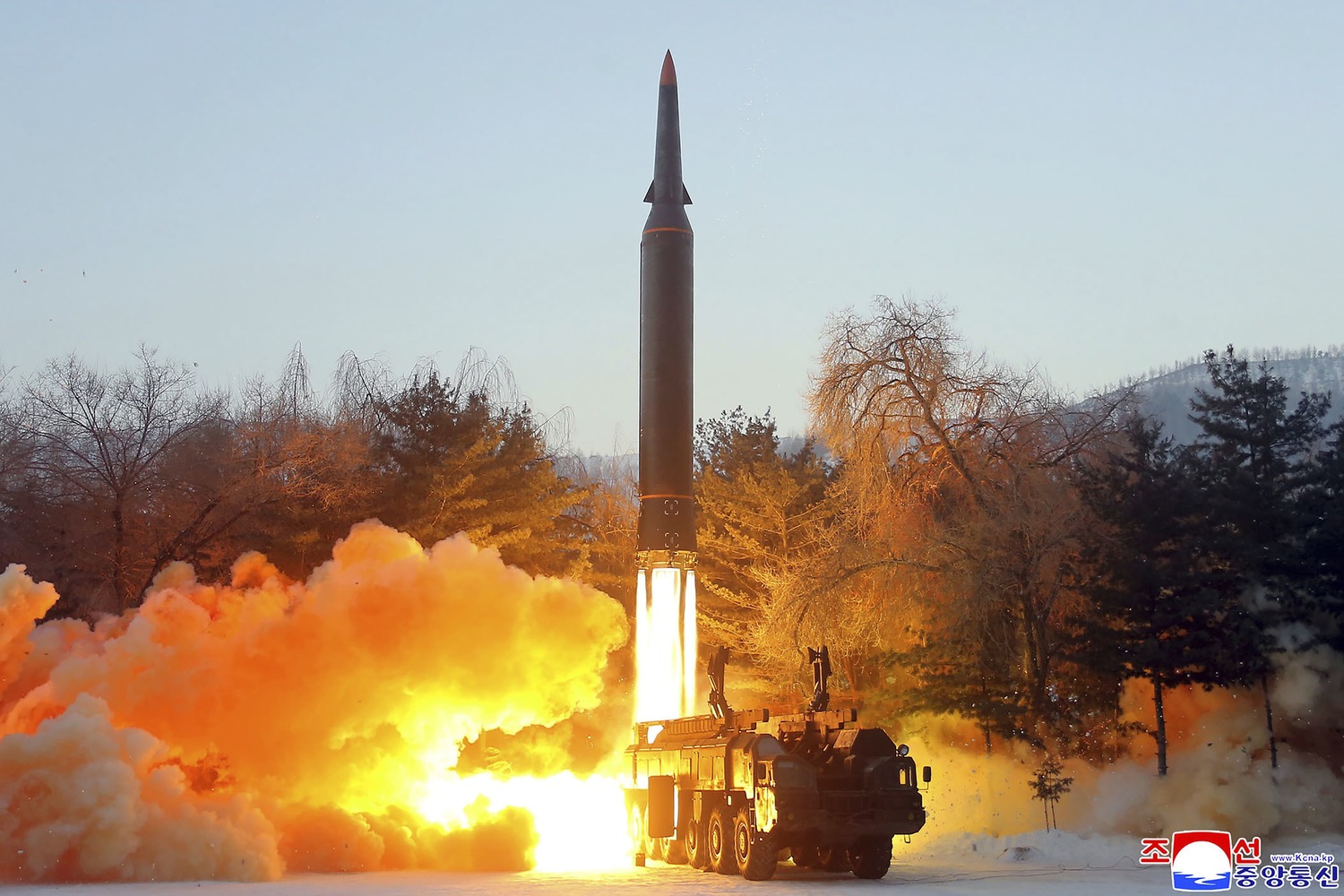 北韓2月27日及3月5日發射彈道導彈，經美日韓三方研判，認定是洲際彈道導彈(ICBM)等級，恐威脅美國本土。圖為2月27日試射照片。   圖：達志影像/美聯社(資料照片)