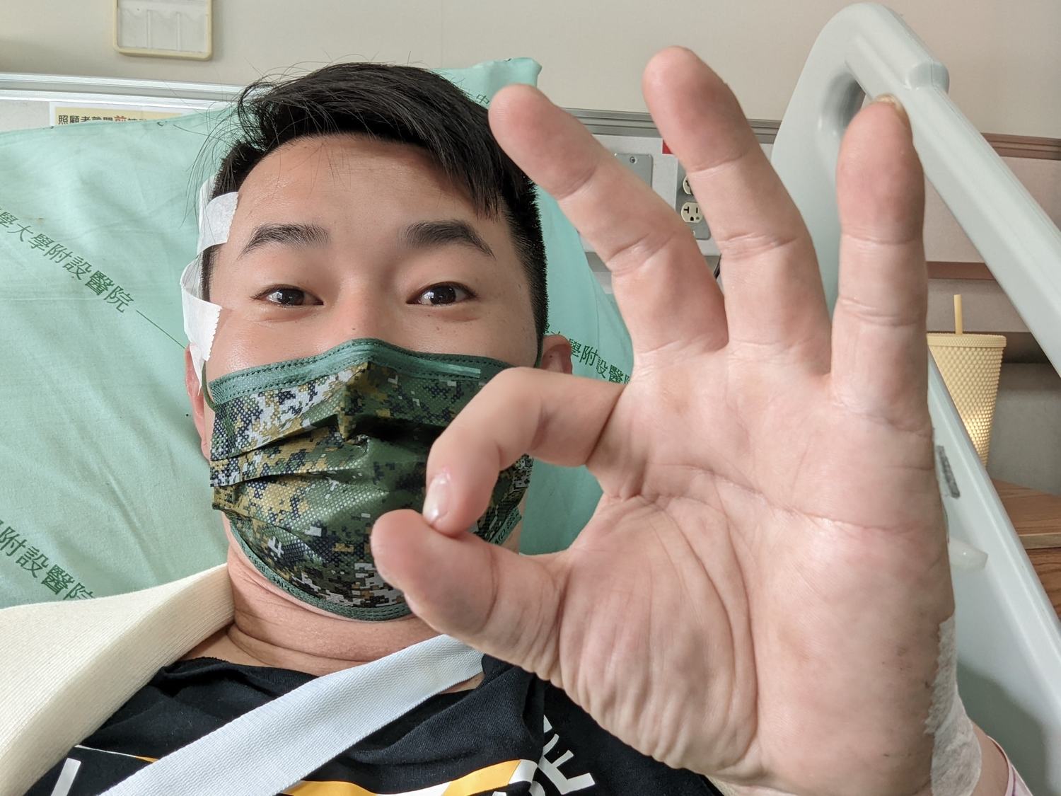 陳柏惟今日下午在臉書 PO 文，手比OＫ表示，他在醫院恢復順利。   圖：取自陳柏惟臉書