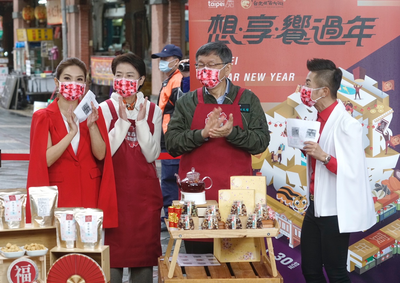 台北市長柯文哲、副市長黃珊珊下午出席迪化街年貨大街活動。   圖：張良一 / 攝