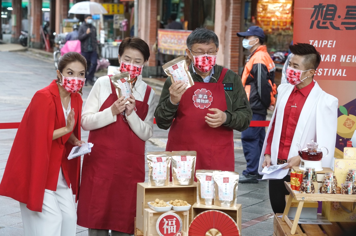 台北市長柯文哲、副市長黃珊珊下午出席迪化街年貨大街活動。   圖：張良一 / 攝