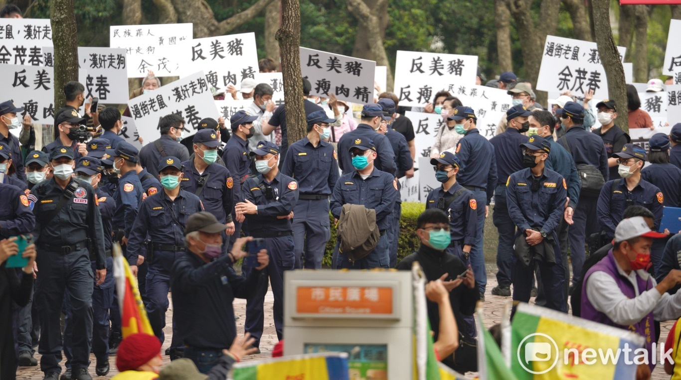 蓬佩奧將演講 場外團體聚集抗議「反美豬」