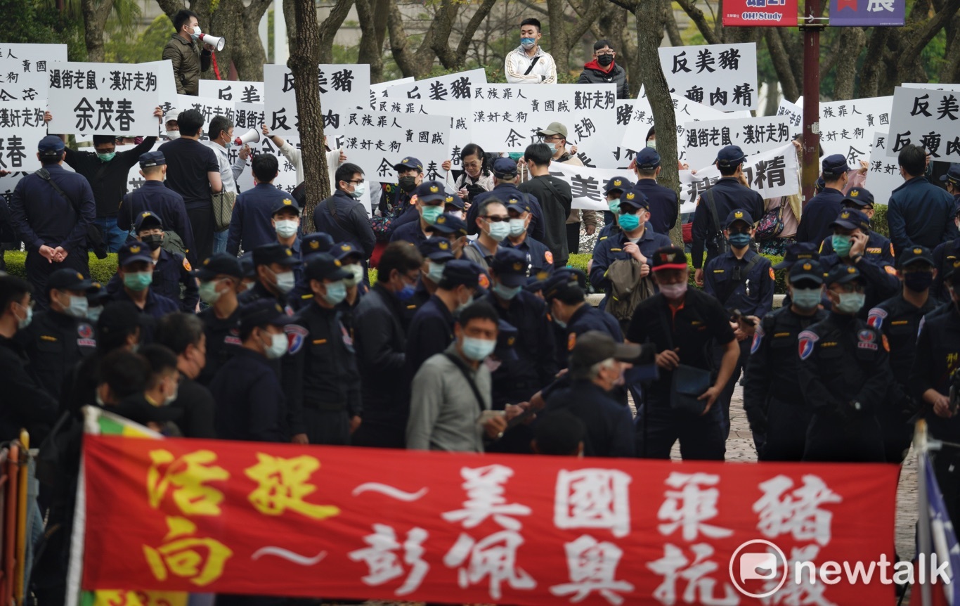 蓬佩奧將演講 場外團體聚集抗議「反美豬」