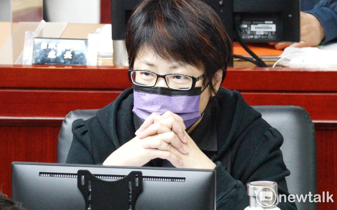 陳信瑜被藍議員鎖定砲轟 黃珊珊發文力挺：她抱病都還在議會備詢 | 政治