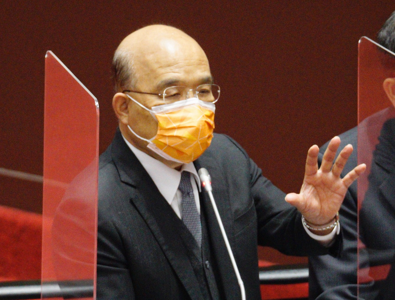 全程配戴口罩＋保持適當距離 蘇揆參與防疫策略會議免自我健康監測