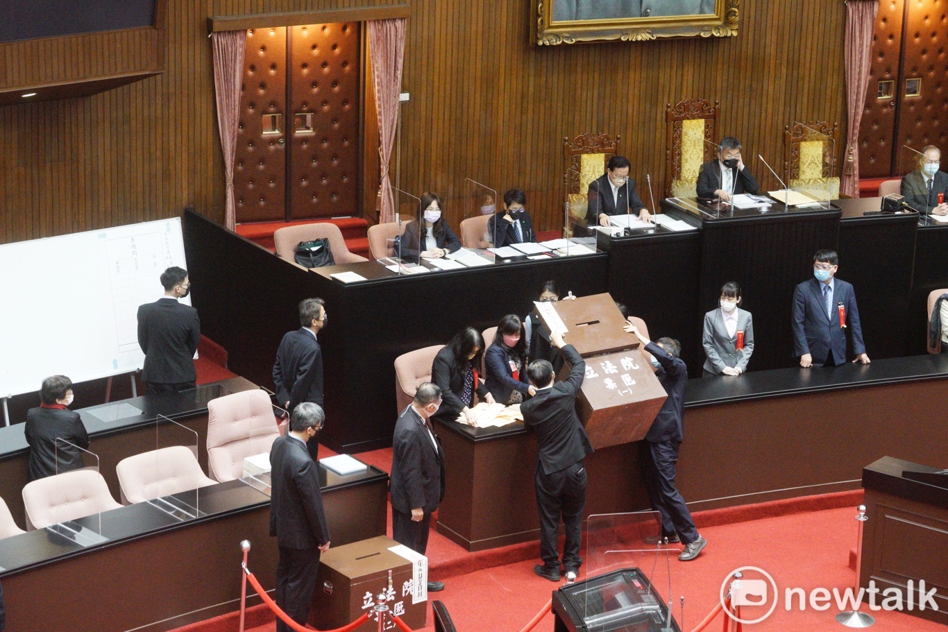 立法院院會上午對監察院監察委員並為副院長被提名人王鴻鈞行使同意權進行開票。   圖：張良一/攝