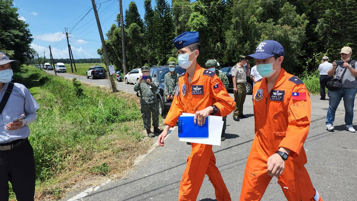 高雄空軍官校學員駕駛AT-3教練機進行飛行訓練，今天上午發生墜機意外，少尉飛官罹難，失事現場封鎖，相關人緣進行採證。 圖：民眾提供
