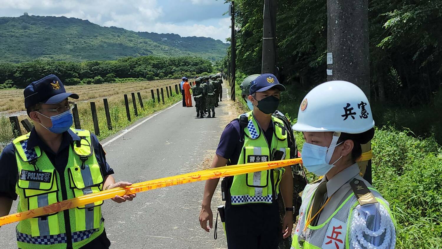 高雄空軍官校學員駕駛AT-3教練機進行飛行訓練，今日上午發生意外，少尉飛官罹難，失事現場進行封鎖採證。 圖：崔家銘攝  高雄空軍官校學員駕駛AT-3教練機進行飛行訓練，今日上午發生意外，飛機墜落岡山附近樹林當中。 圖：民眾提供高雄空軍官校學員駕駛AT-3教練機進行飛行訓練，今日上午發生意外，飛機墜落岡山附近樹林當中。 圖：民眾提供