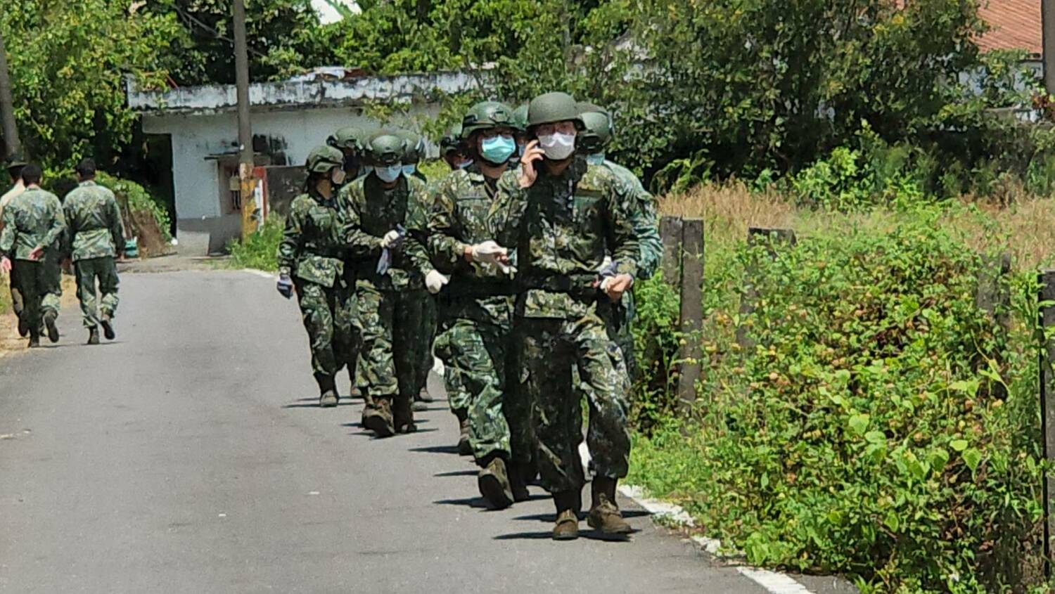 高雄空軍官校學員駕駛AT-3教練機進行飛行訓練，今天上午發生意外，少尉飛官罹難，失事現場封鎖採證。 圖：崔家銘攝