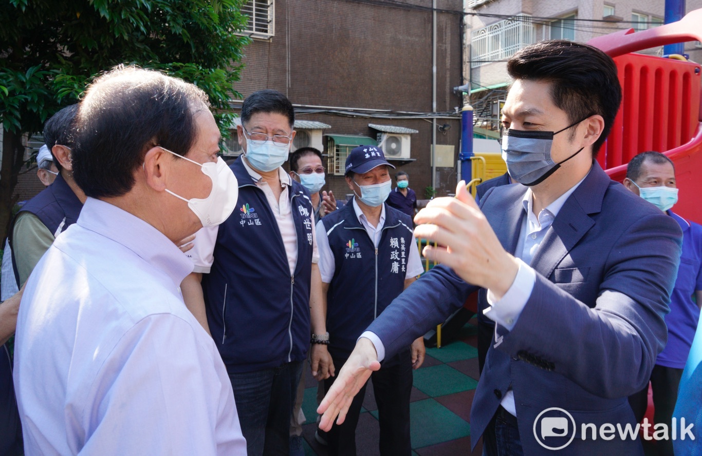 國民黨台北市長參選人蔣萬安到台北市文昌宮參拜。   圖：張良一/攝
