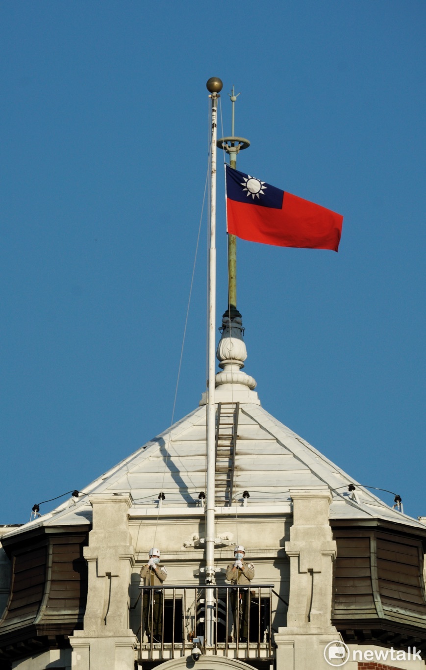 總統府等各級政府機關、公立學校今降半旗1日，以感念遇刺的日本前首相安倍晉三對台灣的卓著貢獻。   圖：張良一/攝