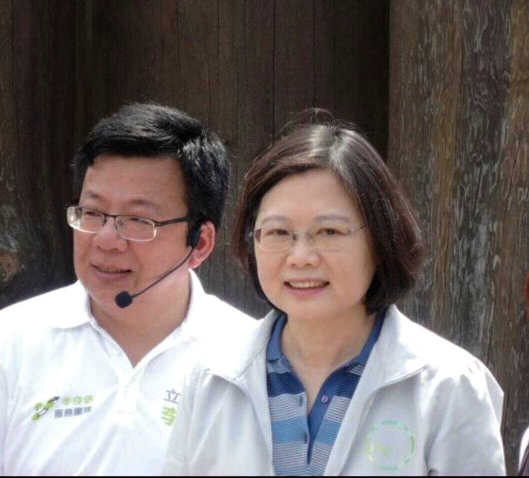 李俊俋和蔡英文 取自臉書