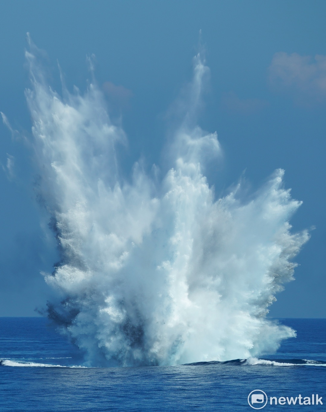 錦江級艦施放深水炸彈後，在海面激起大面積水花。   圖：張良一/攝