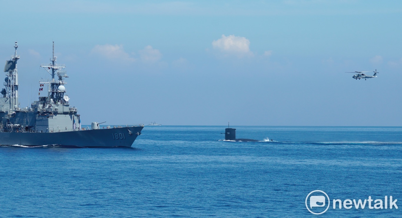 劍龍級潛艦實施緊急上浮後與S-70C，總統蔡英文搭乘的基隆級艦同框。   圖：張良一/攝