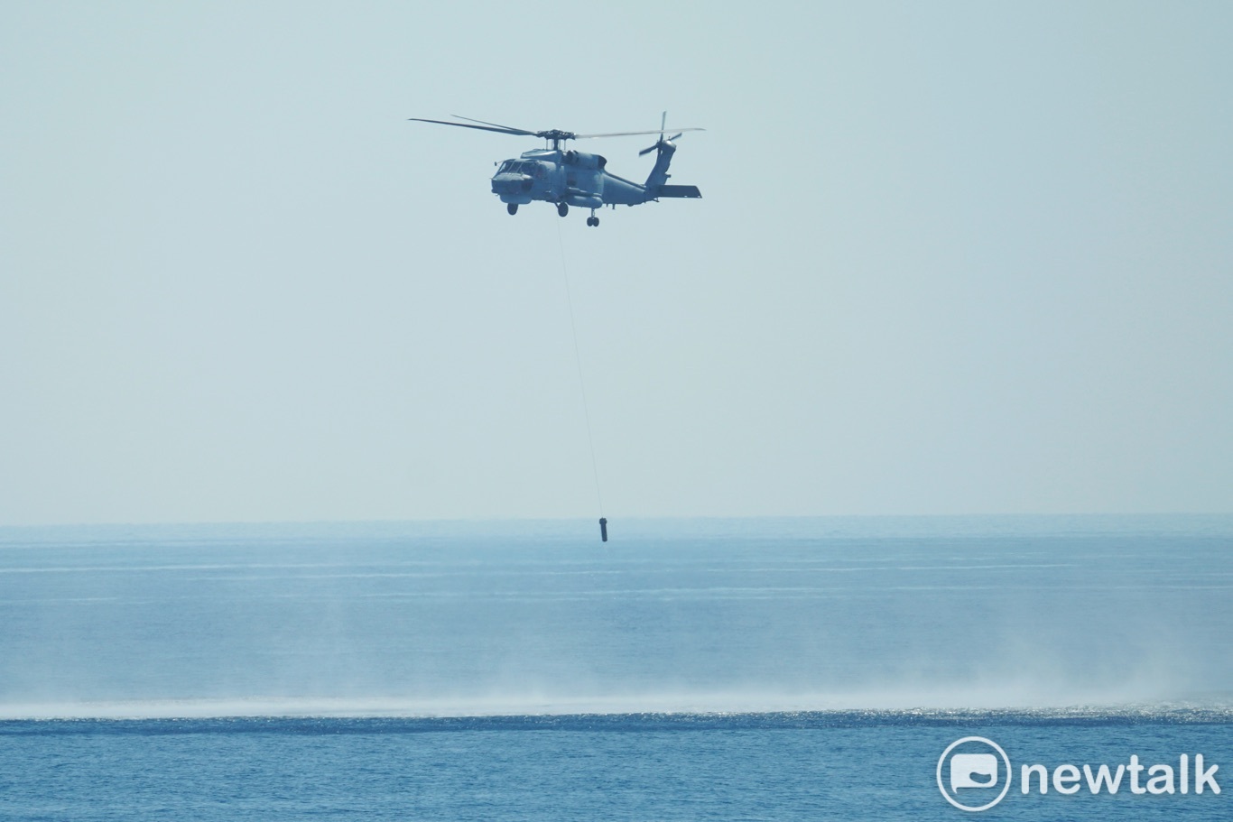 S-70C反潛直升機實施聲納吊放並投放煙標。   圖：張良一/攝