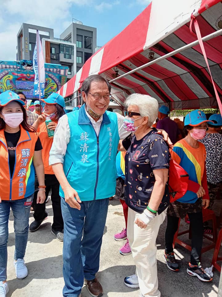 蘇清泉與支持民眾打招呼。 圖：取自蘇清泉臉書