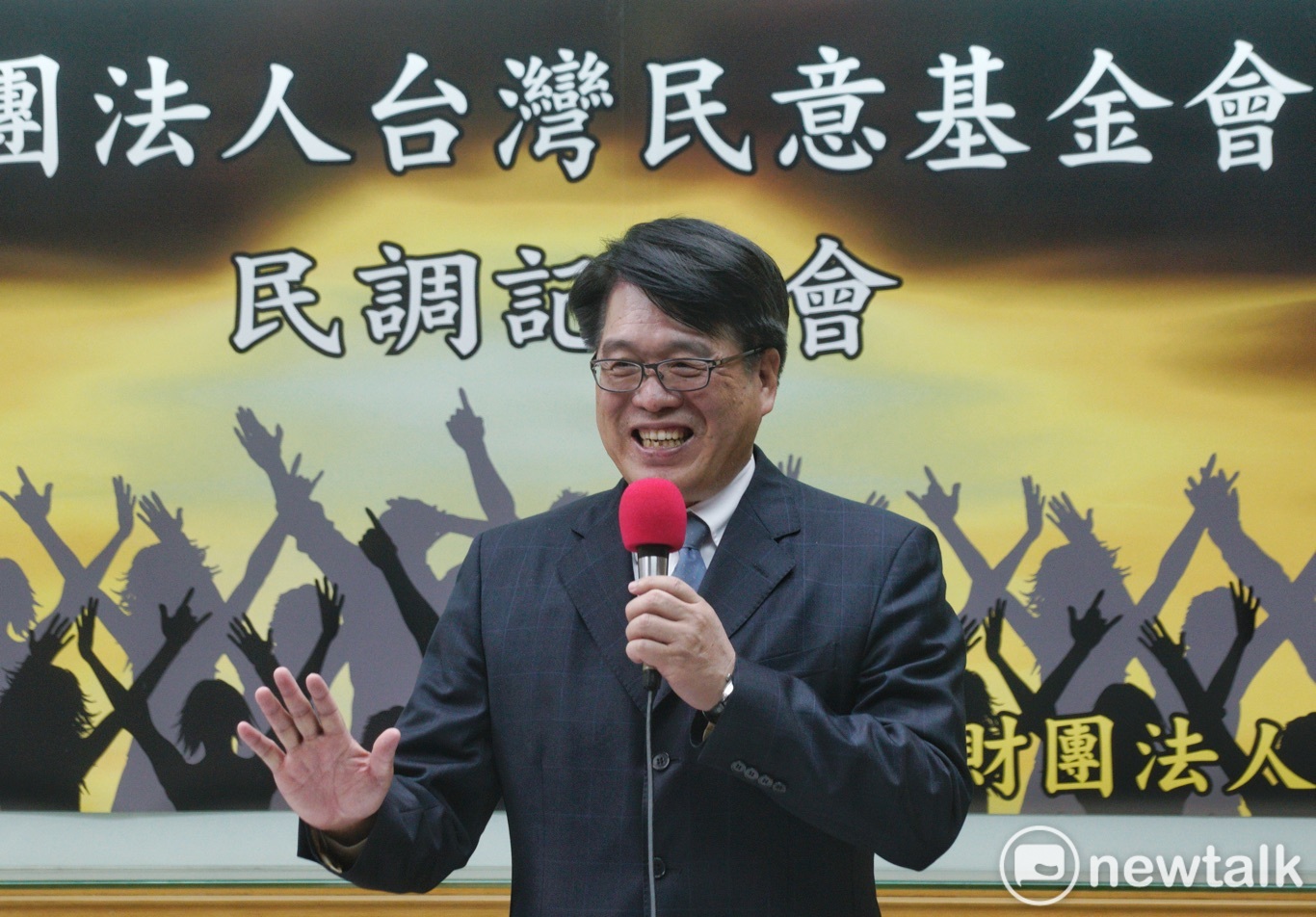 台灣民意基金會董事長游盈隆主持民調公佈記者會。   圖：張良一/攝