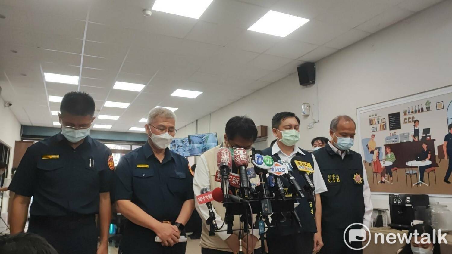 台南市長黃偉哲與市警局長方仰寧召開殺警奪槍記者會前默哀一分鐘向2位英勇員警致意。 圖：黃博郎拍攝 