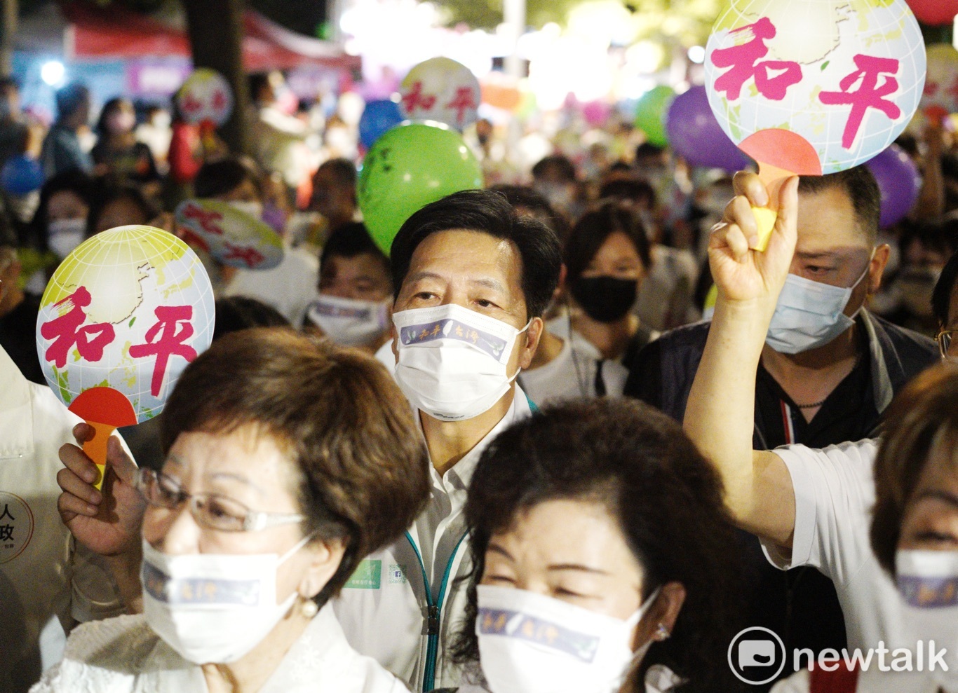 前副總統呂秀蓮921國際和平日傍晚和UN三大NGO共同發起：「愛和平‧保台灣」遊行。無黨籍桃園市長參選人鄭寶清也參與遊行。   圖：張良一/攝