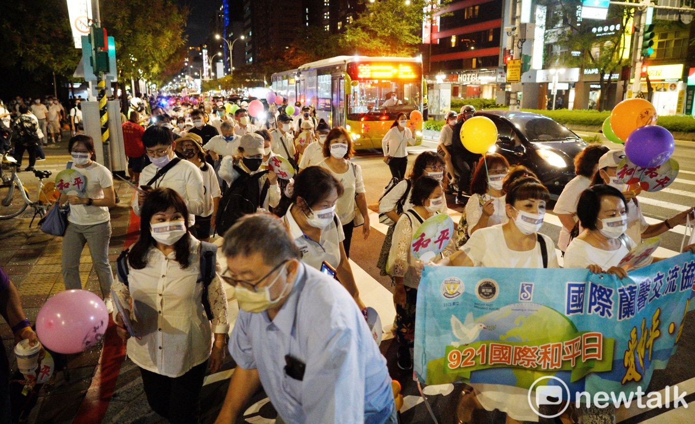 前副總統呂秀蓮921國際和平日傍晚和UN三大NGO共同發起：「愛和平‧保台灣」遊行。   圖：張良一/攝