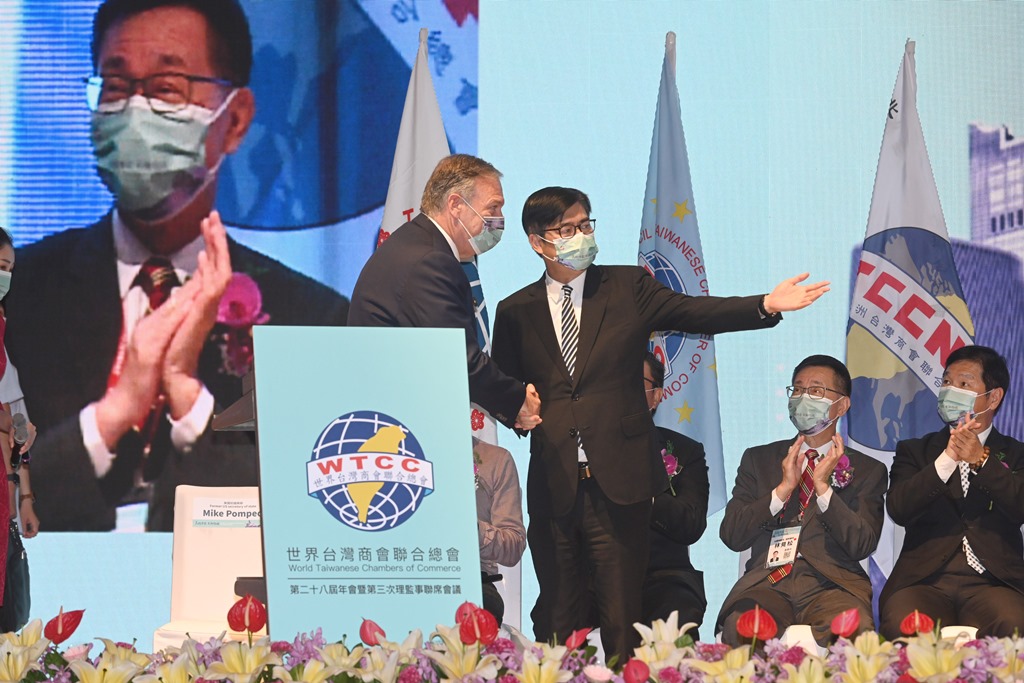 高雄市長陳其邁向出席「世界台灣商會聯合總會」開幕典禮來賓，介紹美國前國務卿蓬佩奧與會，在場人士報以熱烈鼓掌致意。   圖：高雄市政府提供（資料照片）
