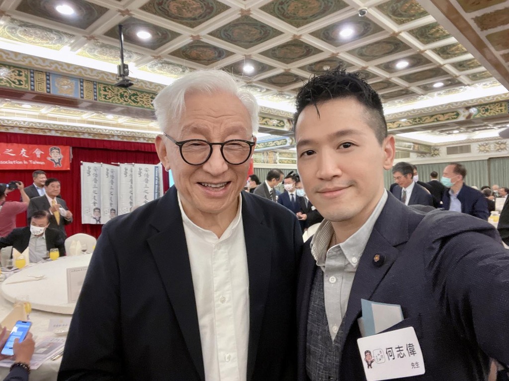 聯電創辦人曹興誠與立委何志偉在「台灣安倍晉三之友會」成立大會合影 圖：翻攝自何志偉臉書
