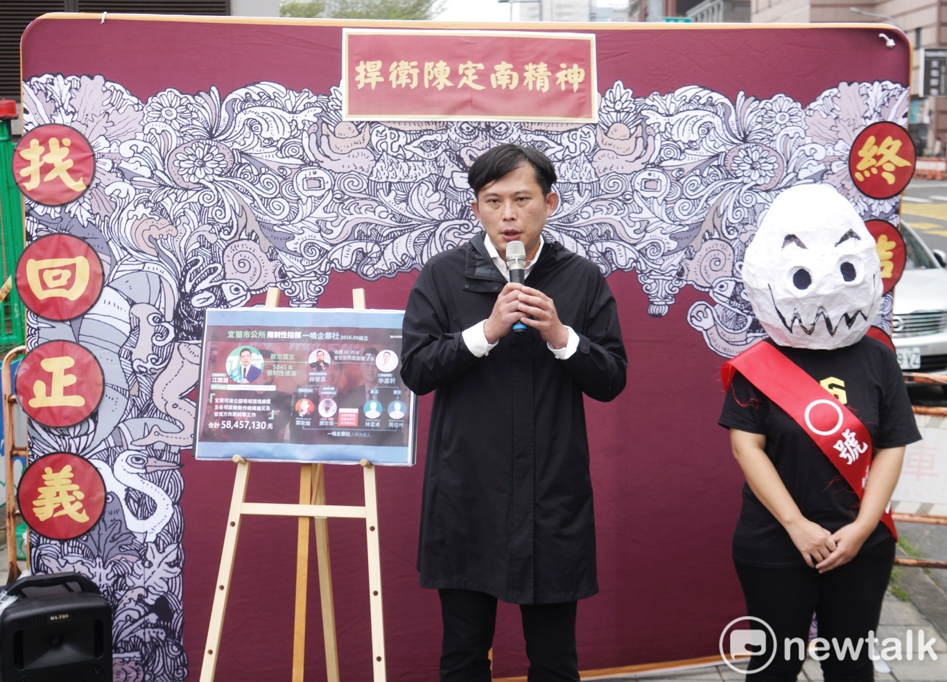 前時代力量立委黃國昌在民進黨中央所在大樓外舉行「終結黑金 找回正義」記者會。 圖：張良一/攝（資料照片）