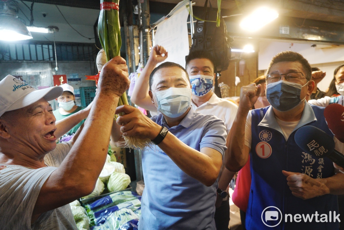 國民黨新北市長候選人侯友宜到永和勵行街市場，向民眾拜票。 圖：張良一/攝