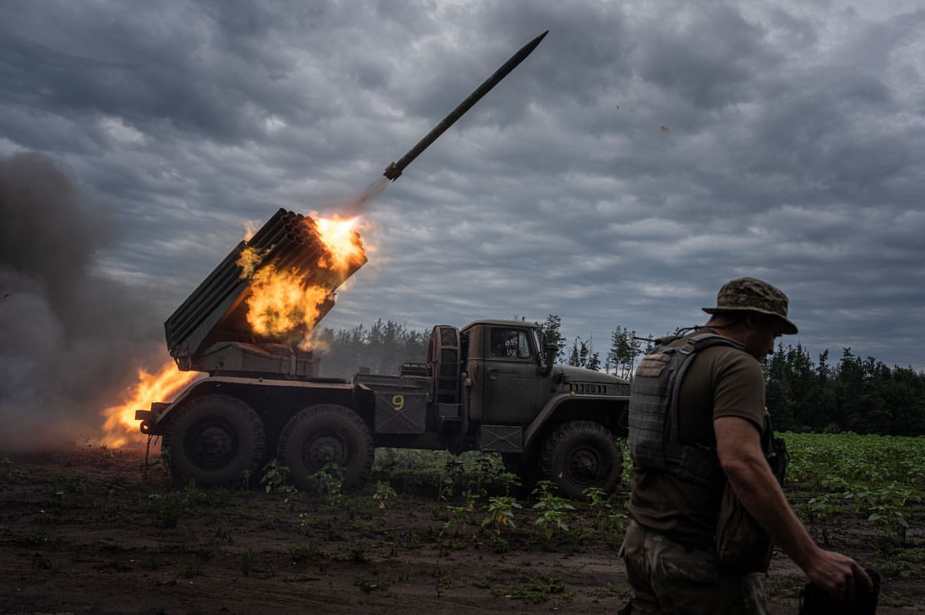 俄軍近日持續烏克蘭進行砲擊。   圖：翻攝自澤連斯基臉書（資料照）