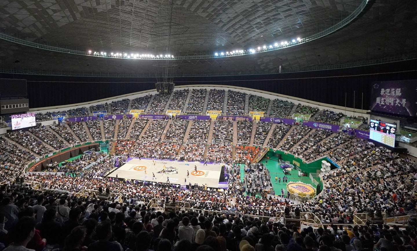 前美國 NBA 球星魔獸霍華德（Dwight Howard）加盟台灣職籃T1聯盟桃園雲豹，吸引滿場 15,500 名球迷到場。 圖：翻攝自桃園雲豹臉書（資料照）