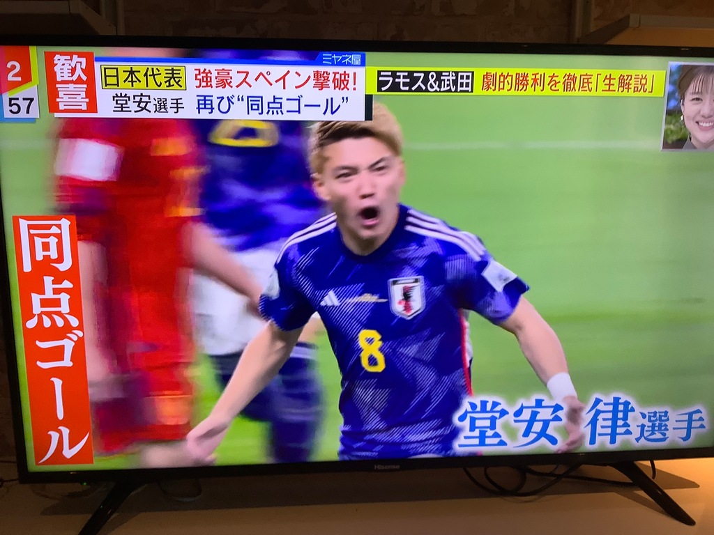 聯續兩次戰役中都是射進平分球的堂安律成為日本英雄。 圖:攝自NTV 聯續兩次戰役中都是射進平分球的堂安律成為日本英雄。 圖:攝自NTV