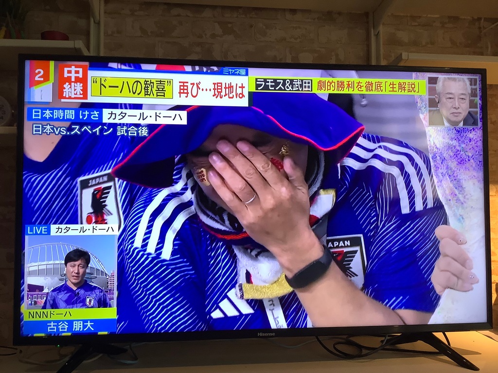 在卡達當地加油的日本人喜極而泣。 圖：攝自NTV