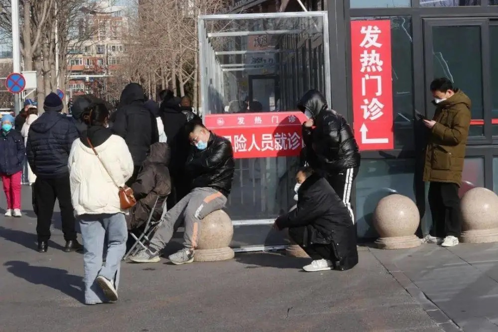 中國民眾排隊發熱門診。 圖：翻攝自騰訊網（資料照）