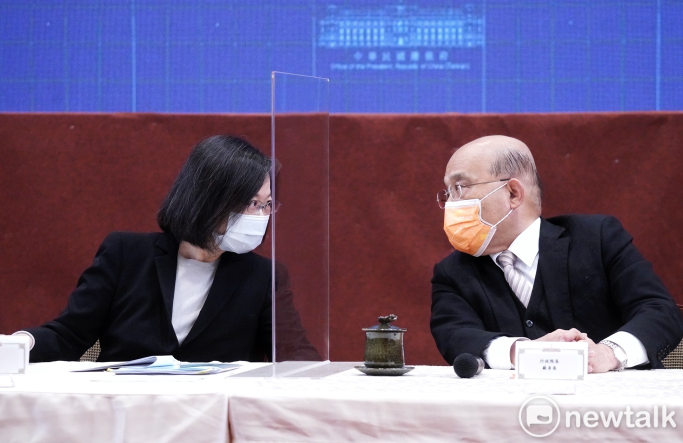 總統蔡英文、副總統賴清德、行政院長蘇貞昌等人日前記者會，宣布義務役役期延長爲一年，並回應媒體提問的問題。 圖：張良一/攝(資料照)