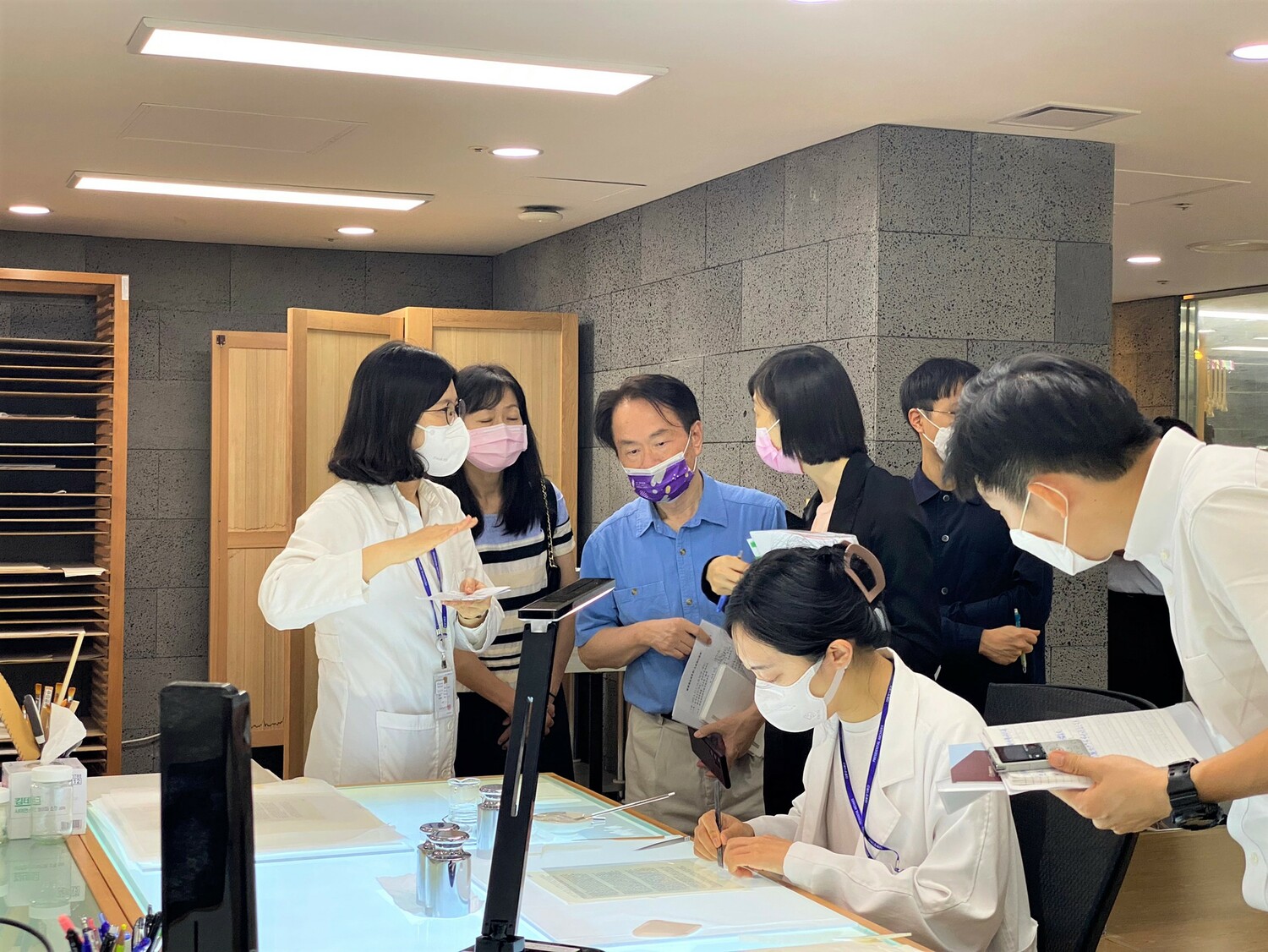 國史館館長陳儀深率團參觀韓國大統領紀錄館紙質檔案修復區。 圖：國史館提供
