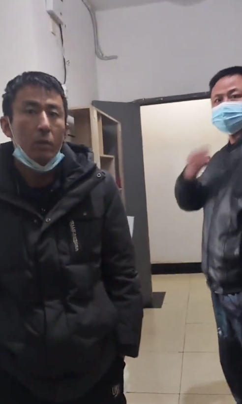 有網友投訴出門時遭身份不門人士堵住門口,不讓他出門,自稱是社區安排的保安人員。圖:翻攝自推特 有網友投訴出門時遭身份不門人士堵住門口,不讓他出門,自稱是社區安排的保安人員。圖:翻攝自推特