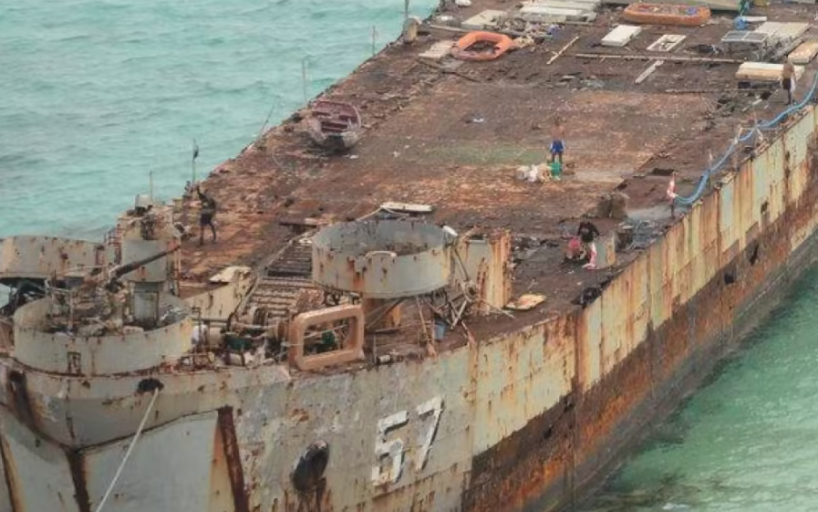 菲律賓一艘登陸艦逐漸崩潰，登陸艦指出菲國試圖在艦上運輸建築材料。 圖：翻攝自龍行觀察企鵝號