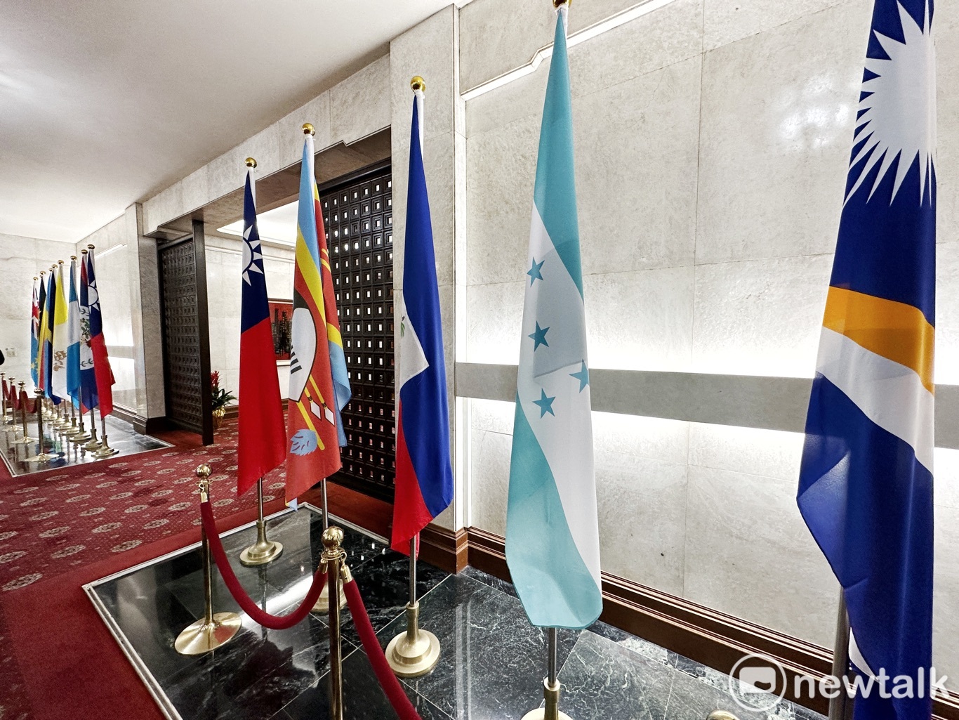 雖然我中美洲的友邦宏都拉斯總統卡斯楚在推特發文表示,她已指示外交部長雷依納,處理與中華人民共和國建立正式關係,但外交部大廳仍陳列宏都拉斯國旗。(右二為宏都拉斯國旗) 圖:張良一/攝