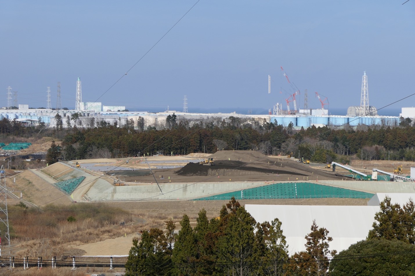 圖說：6支白色巨塔就是福島第一核電廠的6部機所在位置，已經被藍色和灰色的巨大核污水儲水槽包圍，核污水還不斷滲出，繼續污染廠外環境。旁邊的低階除污中間核廢料貯存場大規模開發，也會揚起受污染的塵土，再去污染除污的地區，就像裝模作樣要把炭洗白的小鬼，活了8百歲的彭祖也不信。 圖：方儉攝圖說：大興土木，不但耗費億兆元日幣的振興工程，同時也將污染擴散，形成「有『輻』同享」的局面。 圖：方儉攝圖說 : 3月中旬，福島已進入春耕期，農民已經整地準備插秧。未來這些農產品會賣到哪裡去？雖然這些農田號稱已經除污，換了新土，但是有2個問題： 1) 舊土去哪了？ 圖：方儉攝圖說 : 3月中旬，福島已進入春耕期，農民已經整地準備插秧。未來這些農產品會賣到哪裡去？雖然這些農田號稱已經除污，換了新土，但是有2個問題： 2) 週圍的林野輻射污染仍居高不下，這些農作物、食物可能出污泥而不染嗎？ 圖：方儉攝輻射是沒有最低安全限值的，國際上訂出輻射防護第一原則「正當性」，要利大於弊。因為再低量的輻射都有致癌可能，而且目前研究的多是體外曝露，變成食物吃下去，除了為了治病，必須做斷層顯影，要吃放射性的顯影劑外，沒有更好的、更正當的理由，在健康身理方面沒有科學證據吃了含放射性核種的食物會利大於弊。對日本食品完全不設防，在經濟、外交，或國防上有利大於弊的機會嗎？至少我很介意台灣豬肉銷日、CPTPP這兩個面子工程，開放了一年，有什麼進度、結果？圖說：大興土木，不但耗費億兆元日幣的振興工程，同時也將污染擴散，形成「有『輻』同享」的局面。 圖：方儉攝圖說 : 3月中旬，福島已進入春耕期，農民已經整地準備插秧。未來這些農產品會賣到哪裡去？雖然這些農田號稱已經除污，換了新土，但是有2個問題： 1) 舊土去哪了？ 圖：方儉攝圖說 : 3月中旬，福島已進入春耕期，農民已經整地準備插秧。未來這些農產品會賣到哪裡去？雖然這些農田號稱已經除污，換了新土，但是有2個問題： 2) 週圍的林野輻射污染仍居高不下，這些農作物、食物可能出污泥而不染嗎？ 圖：方儉攝輻射是沒有最低安全限值的，國際上訂出輻射防護第一原則「正當性」，要利大於弊。因為再低量的輻射都有致癌可能，而且目前研究的多是體外曝露，變成食物吃下去，除了為了治病，必須做斷層顯影，要吃放射性的顯影劑外，沒有更好的、更正當的理由，在健康身理方面沒有科學證據吃了含放射性核種的食物會利大於弊。對日本食品完全不設防，在經濟、外交，或國防上有利大於弊的機會嗎？至少我很介意台灣豬肉銷日、CPTPP這兩個面子工程，開放了一年，有什麼進度、結果？圖說 : 3月中旬，福島已進入春耕期，農民已經整地準備插秧。未來這些農產品會賣到哪裡去？雖然這些農田號稱已經除污，換了新土，但是有2個問題： 1) 舊土去哪了？ 圖：方儉攝圖說 : 3月中旬，福島已進入春耕期，農民已經整地準備插秧。未來這些農產品會賣到哪裡去？雖然這些農田號稱已經除污，換了新土，但是有2個問題： 2) 週圍的林野輻射污染仍居高不下，這些農作物、食物可能出污泥而不染嗎？ 圖：方儉攝輻射是沒有最低安全限值的，國際上訂出輻射防護第一原則「正當性」，要利大於弊。因為再低量的輻射都有致癌可能，而且目前研究的多是體外曝露，變成食物吃下去，除了為了治病，必須做斷層顯影，要吃放射性的顯影劑外，沒有更好的、更正當的理由，在健康身理方面沒有科學證據吃了含放射性核種的食物會利大於弊。對日本食品完全不設防，在經濟、外交，或國防上有利大於弊的機會嗎？至少我很介意台灣豬肉銷日、CPTPP這兩個面子工程，開放了一年，有什麼進度、結果？圖說 : 3月中旬，福島已進入春耕期，農民已經整地準備插秧。未來這些農產品會賣到哪裡去？雖然這些農田號稱已經除污，換了新土，但是有2個問題： 2) 週圍的林野輻射污染仍居高不下，這些農作物、食物可能出污泥而不染嗎？ 圖：方儉攝輻射是沒有最低安全限值的，國際上訂出輻射防護第一原則「正當性」，要利大於弊。因為再低量的輻射都有致癌可能，而且目前研究的多是體外曝露，變成食物吃下去，除了為了治病，必須做斷層顯影，要吃放射性的顯影劑外，沒有更好的、更正當的理由，在健康身理方面沒有科學證據吃了含放射性核種的食物會利大於弊。對日本食品完全不設防，在經濟、外交，或國防上有利大於弊的機會嗎？至少我很介意台灣豬肉銷日、CPTPP這兩個面子工程，開放了一年，有什麼進度、結果？