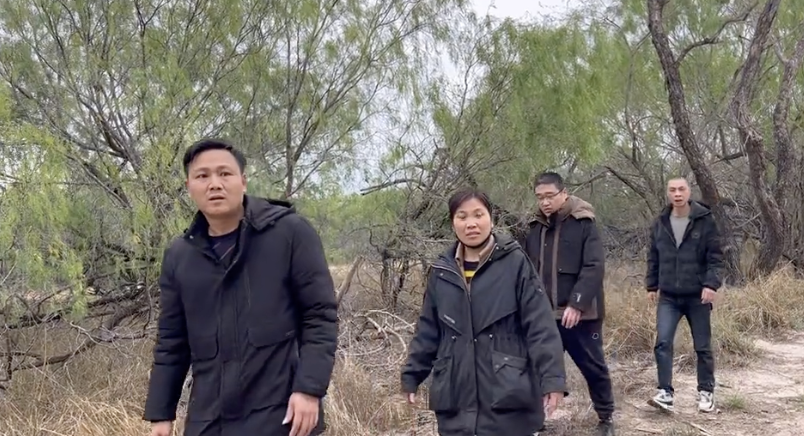 中國偷渡客以步行方式闖入美國邊境。圖：翻攝自推特影片
