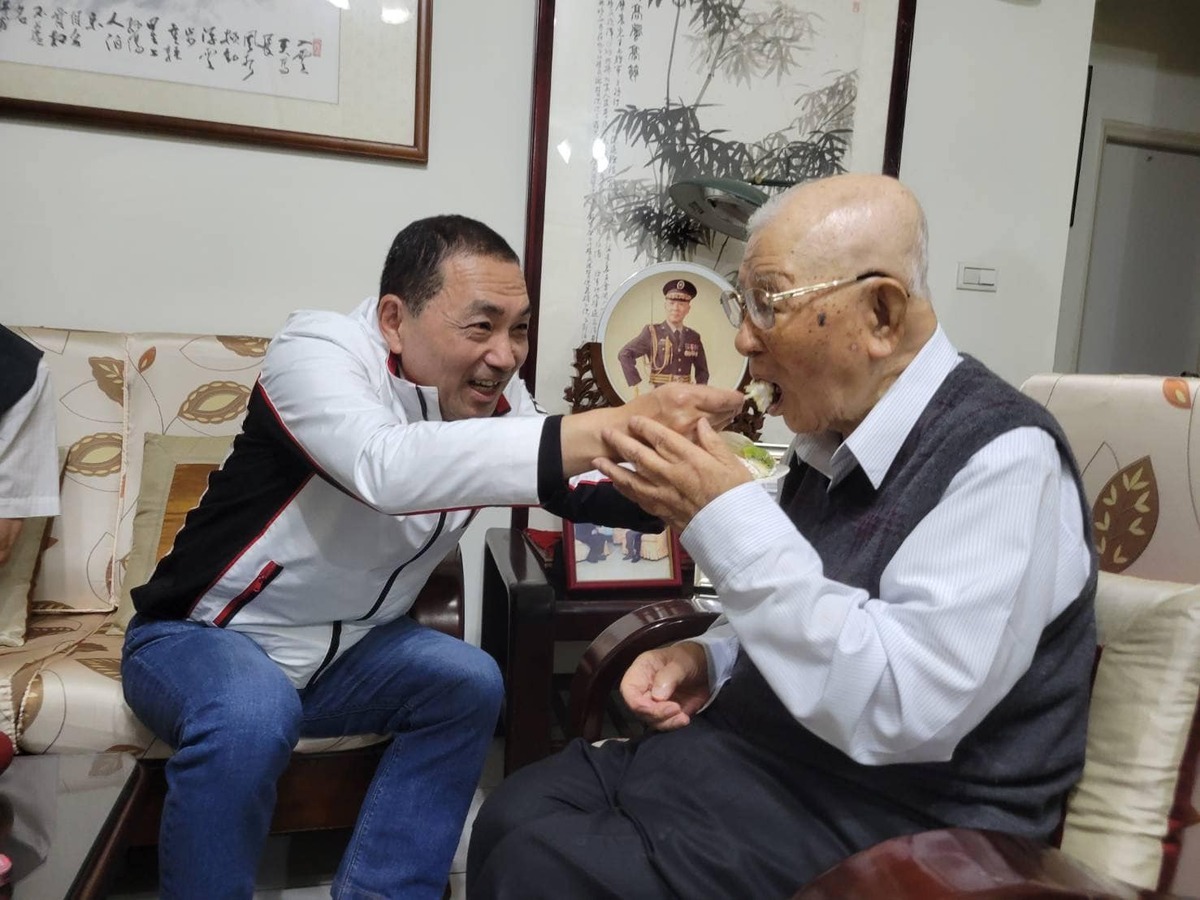 ▲ 新北市長侯友宜訪新加坡返台後，隔天隨即前往永和為105歲退役上將許歷農祝壽，還親自餵許歷農吃蛋糕。（圖／新頭殼）