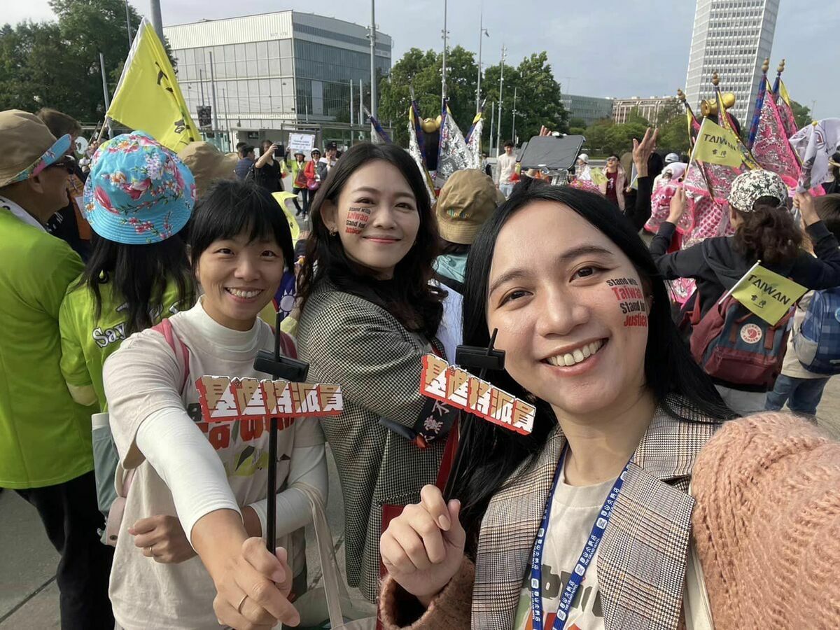 台灣基進吳欣岱醫師參加 WHO遊行，不少外國民眾聲援台灣加入世衛組織，甚至有人高舉著標語表達支持。 取自吳欣岱臉書