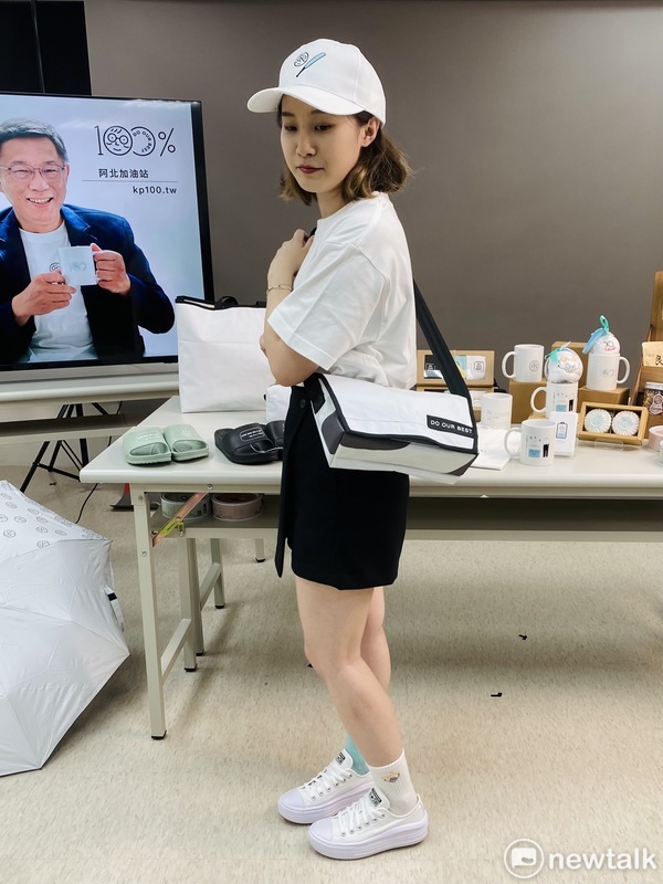 民眾黨總統參選人柯文哲授權廠商推出文創小物。 圖:周煊惠 / 攝 民眾黨總統參選人柯文哲授權廠商推出文創小物。 圖:周煊惠 / 攝