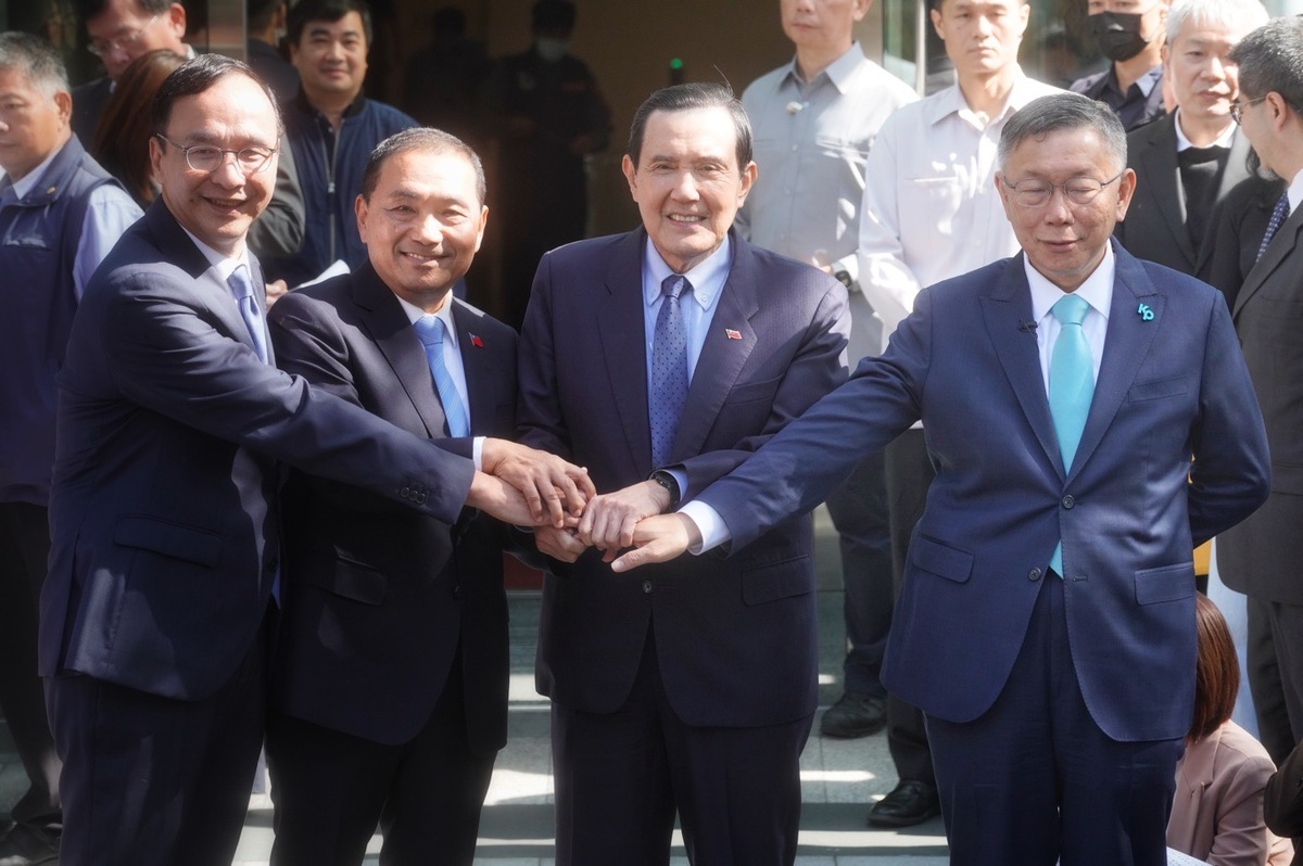  國民兩黨藍白合達成6點共識，會後朱立倫、侯友宜、馬英九、柯文哲攜手合影。 圖：張良一 / 攝 