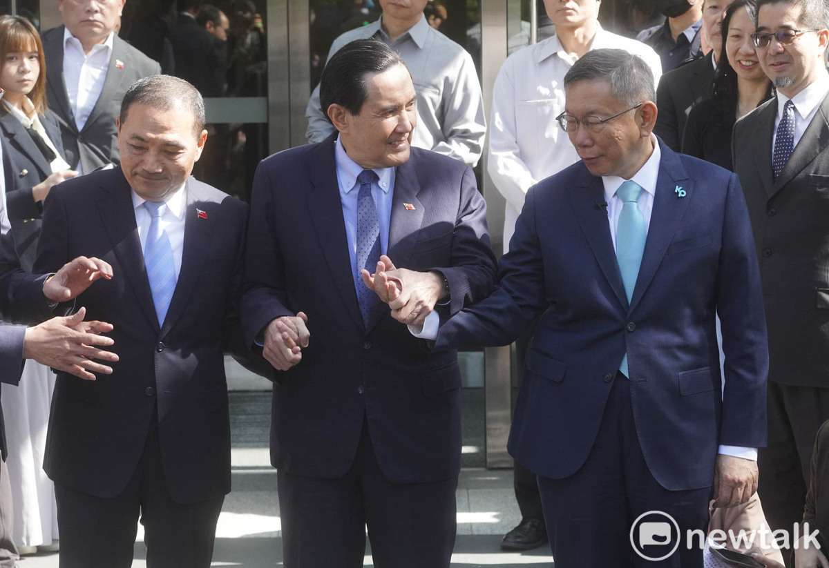  國民黨總統參選人侯友宜、民眾黨總統參選人柯文哲在前總統馬英九的見證下進行二次政黨協商。 圖：張良一 / 攝 