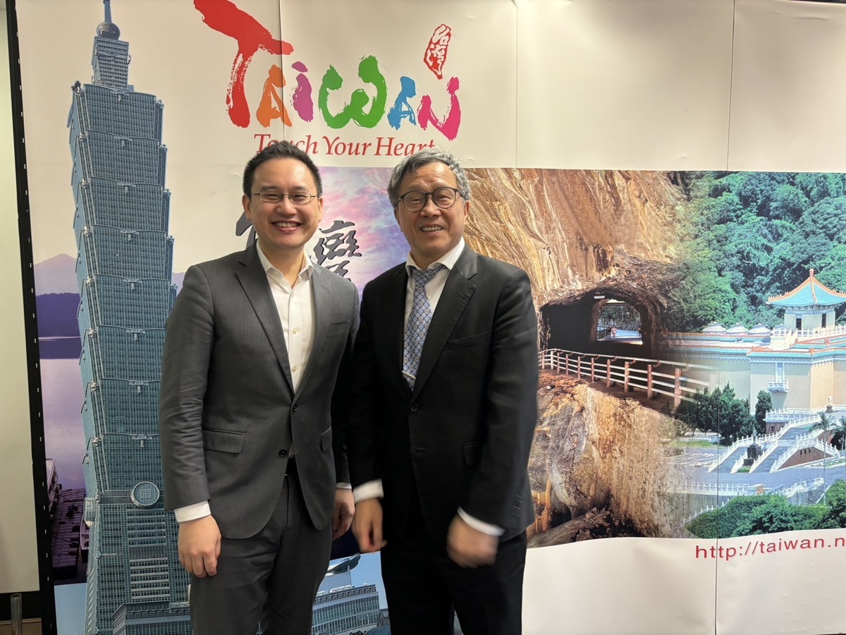  趙怡翔拜會我國駐德代表處，與大使謝志偉會面。 圖：民進黨提供 