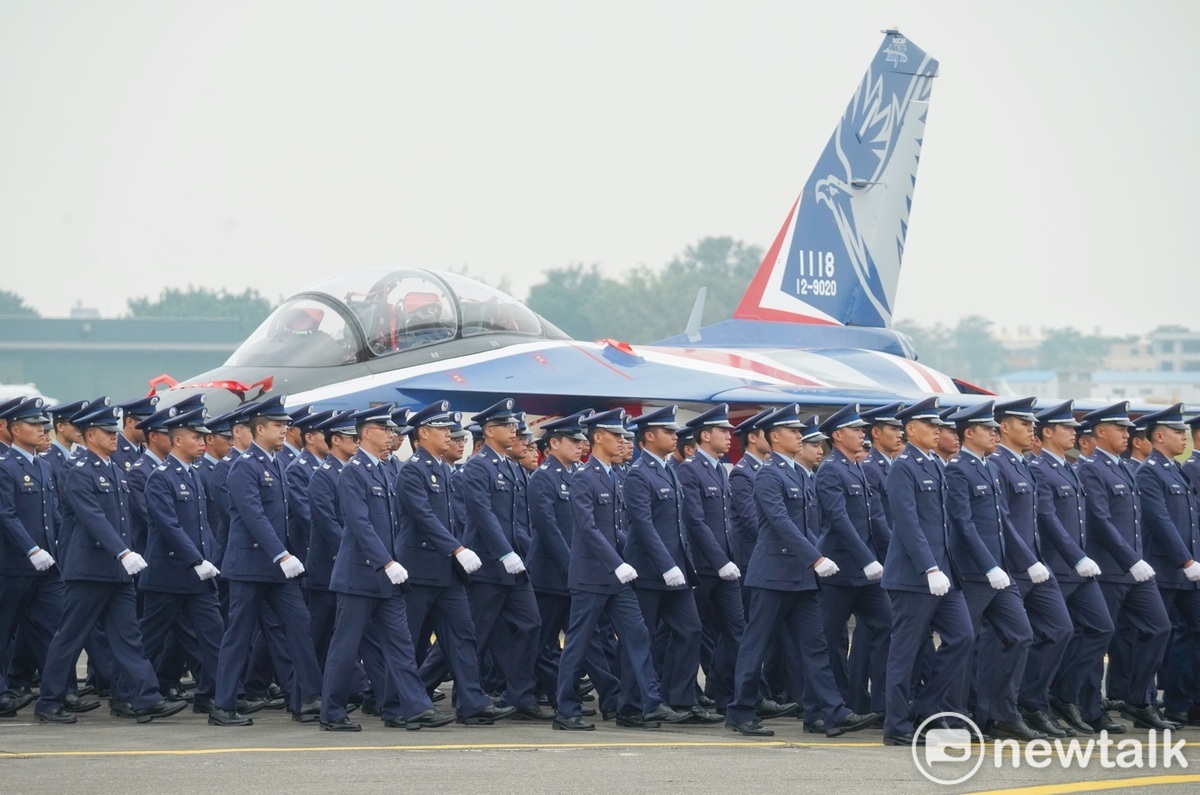  空軍今舉辦飛行訓練指揮部編成典禮。圖為空軍飛訓部連隊通過勇鷹高教機。 圖：張良一/攝 