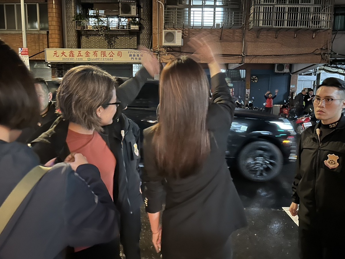  蕭美琴與吳沛憶向在地民眾熱情揮手，展現十足親和力。 圖：黃宣尹攝 